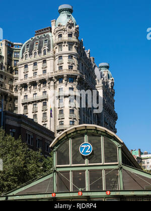 L'Ansonia Immeuble avec la station de métro 72nd Street au premier plan, New York City, USA Banque D'Images
