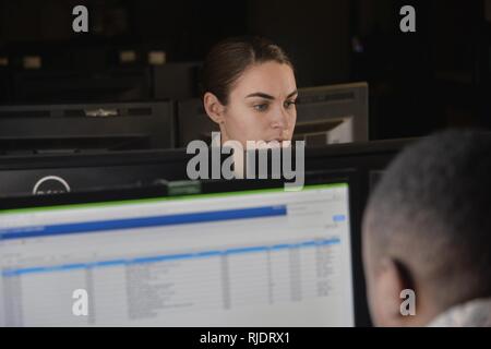 Bouton Amanda Navigant de première classe, 707e Escadron des communications, technicien système client lit les questions de l'utilisateur et crée un bon de travail 8 Janvier 2018 billets, au Fort George G. Meade, Maryland. Le 707e CS, aligné sous la 70e Renseignement, Surveillance et Reconnaissance Wing, prend en charge plus de 5 700 membres du personnel international et 57 missions de l'Agence de sécurité nationale avec leurs 230 'Thunder guerriers." Banque D'Images