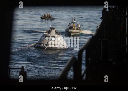 Océan Pacifique (jan. 21, 2018) Les marins de la marine américaine avec la NASA et Naval Sea Systems Command employés travaillent ensemble pour tirer l'Orion article test à bord de la classe San Antonio de transport amphibie USS dock Anchorage (LPD 23). Anchorage est en cours pour soutenir le vaisseau Orion de la NASA en cours Test de récupération (6 URT-6). Banque D'Images