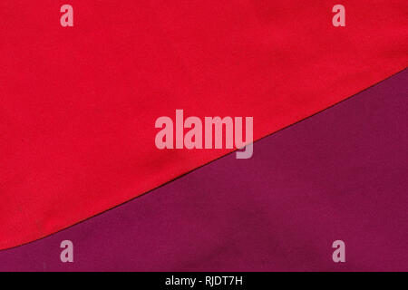 Chiffon rouge et violet cousu avec une texture de fond en diagonale Banque D'Images