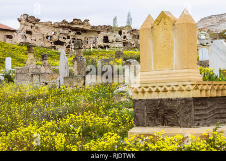 Cavusin, Province de Nevşehir, région de Cappadoce, Turquie : ruines de l'église de St Jean le Baptiste, l'un des plus anciens de la Cappadoce. En premier plan, un Banque D'Images