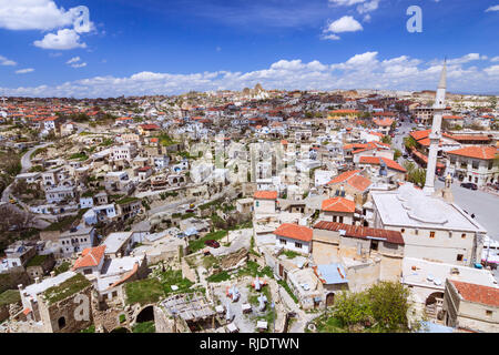 Ortahisar, province de Nevşehir, région de Cappadoce, Turquie : High angle view d'Ortahisar comme vu du haut de la roche-cut château, dans le centre de th Banque D'Images