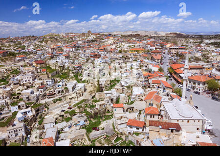 Ortahisar, province de Nevşehir, région de Cappadoce, Turquie : High angle view d'Ortahisar comme vu du haut de la roche-cut château, dans le centre de th Banque D'Images