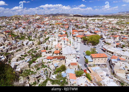 Ortahisar, province de Nevşehir, région de Cappadoce, Turquie : High angle view d'Ortahisar comme vu du haut de la roche-cut château, dans le centre de th Banque D'Images