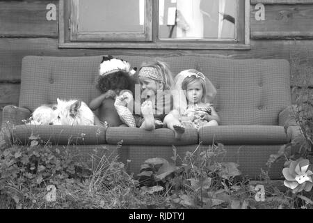 Trois petites filles dans la région de fancy dress & dog Banque D'Images