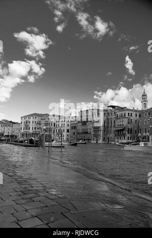 Aqua alta dans une journée ensoleillée à Venise Banque D'Images