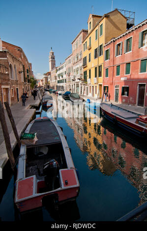 Maisons colorées à proximité d'un canal à Venise Banque D'Images