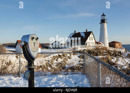 Portland Head Light à Fort Williams Park pendant les mois d'hiver. Situé à Cape Elizabeth, Maine, Portland Head Light est le plus ancien phare du Maine Banque D'Images