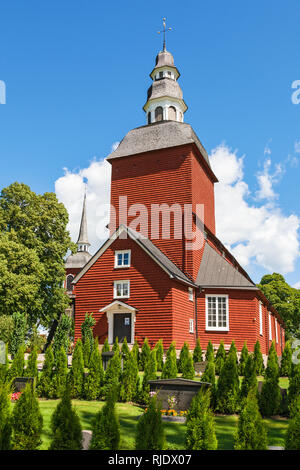 Église en bois rouge rural en été Banque D'Images