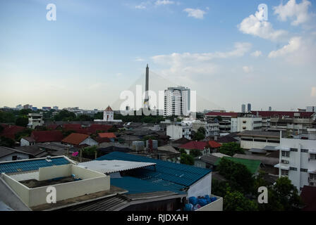 Phuket, Thaïlande - Juillet 23, 2014 : village de pêcheurs sur la baie en Thaïlande. Maisons de pêcheurs et les amarres. Banque D'Images