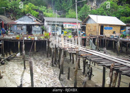 Phuket, Thaïlande - Juillet 23, 2014 : village de pêcheurs sur la baie en Thaïlande. Maisons de pêcheurs et les amarres. Banque D'Images