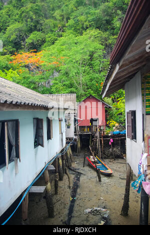 Phuket, Thaïlande - Juillet 23, 2014 : village de pêcheurs sur la baie en Thaïlande. Maisons de pêcheurs et les amarres. Banque D'Images