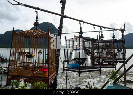 Phuket, Thaïlande - Juillet 23, 2014 : village de pêcheurs sur la baie en Thaïlande. Maisons de pêcheurs et les amarres. Banque D'Images