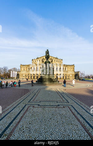 Scenic vue d'été de l'Opéra Semper et le monument au roi Jean à Dresde, Saxe, Allemagne Banque D'Images