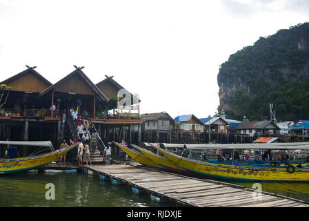 Phuket, Thaïlande - Juillet 23, 2014 : village de pêcheurs sur la baie en Thaïlande. Maisons de pêcheurs et les amarres. Banque D'Images