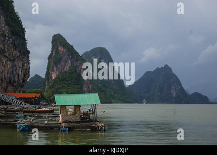 Phuket, Thaïlande - Juillet 23, 2014 : village de pêcheurs sur la baie en Thaïlande. Maisons de pêcheurs et les amarres. Banque D'Images