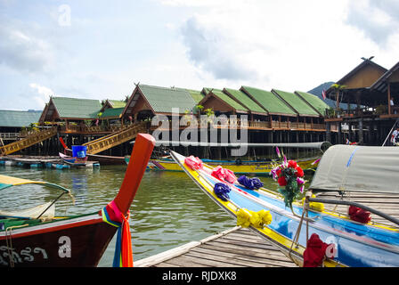 Phuket, Thaïlande - Juillet 23, 2014 : village de pêcheurs sur la baie en Thaïlande. Maisons de pêcheurs et les amarres. Banque D'Images