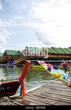 Phuket, Thaïlande - Juillet 23, 2014 : village de pêcheurs sur la baie en Thaïlande. Maisons de pêcheurs et les amarres. Banque D'Images