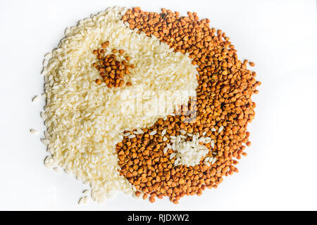 Le symbole du yin yang est du sarrasin et de riz, la texture. 2019 Banque D'Images