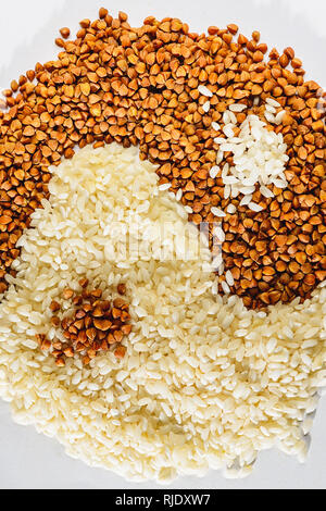 Le symbole du yin yang est du sarrasin et de riz, la texture. 2019 Banque D'Images