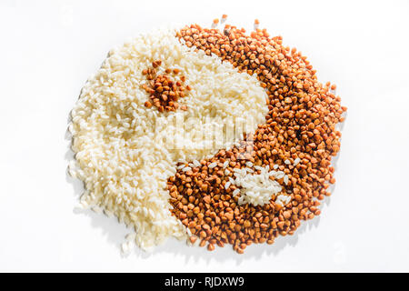 Le symbole du yin yang est du sarrasin et de riz, la texture. 2019 Banque D'Images