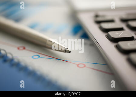 Calculatrice d'argent et de statistiques financières sur le presse-papiers Banque D'Images