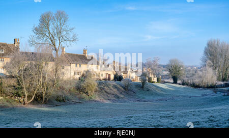 Chalets dans les Cotswold hiver gel. Peu de Barrington, Cotswolds, Gloucestershire, Angleterre. Vue panoramique Banque D'Images