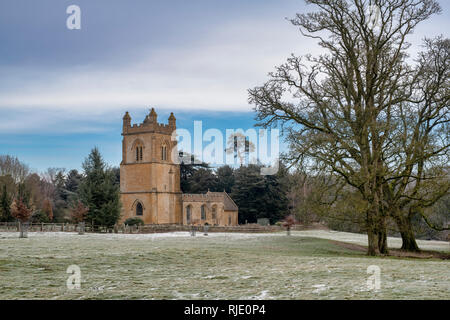 St Marys church dans le gel d'hiver. Temple Guiting, Cotswolds, Gloucestershire, Angleterre Banque D'Images