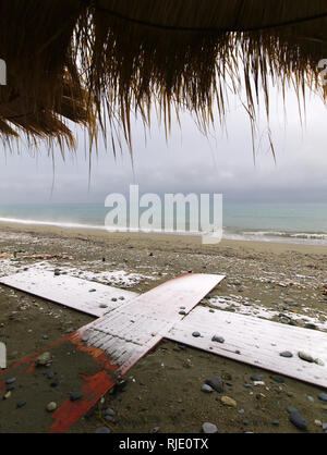 Sous un parapluie de paille dans une plage couverte de neige dans la région de Piérie, Macédoine centrale Grèce Banque D'Images