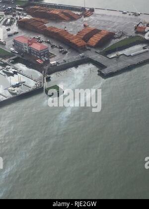 Le personnel de la Garde côtière a répondu à un oil sheen causé par une source inconnue près de la Conserverie Pier Hotel à Astoria, Oregon, le 19 janvier 2018. Division de la gestion de l'incident de la Garde côtière canadienne ont répondu à Astoria le déversement à 12:30 h et ouvert la responsabilité en cas de déversement d'affectation spéciale pour la plongée et la récupération globale du contrat pour les opérations de nettoyage et d'identifier la source de l'éclat. Banque D'Images