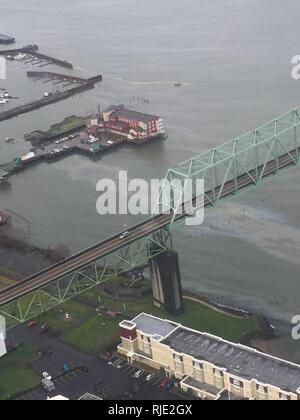 Le personnel de la Garde côtière a répondu à un oil sheen causé par une source inconnue près de la Conserverie Pier Hotel à Astoria, Oregon, le 19 janvier 2018. Division de la gestion de l'incident de la Garde côtière canadienne ont répondu à Astoria le déversement à 12:30 h et ouvert la responsabilité en cas de déversement d'affectation spéciale pour la plongée et la récupération globale du contrat pour les opérations de nettoyage et d'identifier la source de l'éclat. Banque D'Images