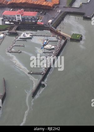 Le personnel de la Garde côtière a répondu à un oil sheen causé par une source inconnue près de la Conserverie Pier Hotel à Astoria, Oregon, le 19 janvier 2018. Division de la gestion de l'incident de la Garde côtière canadienne ont répondu à Astoria le déversement à 12:30 h et ouvert la responsabilité en cas de déversement d'affectation spéciale pour la plongée et la récupération globale du contrat pour les opérations de nettoyage et d'identifier la source de l'éclat. Banque D'Images