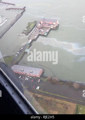 Le personnel de la Garde côtière a répondu à un oil sheen causé par une source inconnue près de la Conserverie Pier Hotel à Astoria, Oregon, le 19 janvier 2018. Division de la gestion de l'incident de la Garde côtière canadienne ont répondu à Astoria le déversement à 12:30 h et ouvert la responsabilité en cas de déversement d'affectation spéciale pour la plongée et la récupération globale du contrat pour les opérations de nettoyage et d'identifier la source de l'éclat. Banque D'Images