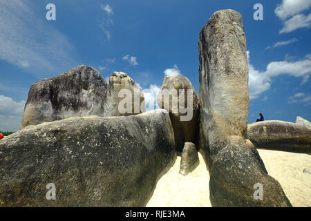 Batu Berlayar Island (Voile Rock) est une formation de roche de granit géant où il y a 2 grandes pierres debout sous la forme d'un écran avec Banque D'Images