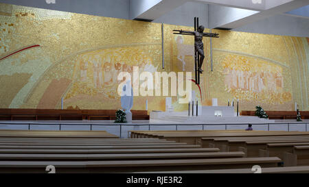 Fatima, Portugal - Mai 19, 2014 : l'autel de la nouvelle église de la Santissima Trindade Banque D'Images