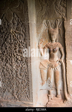 Devata du temple d'Angkor Wat sculpture en pierre bas-relief du gardien du temple dans le parc archéologique d'Angkor, Cambodge. Banque D'Images