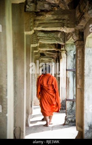Couloirs du temple d'Angkor Wat et safran rogeaient des moines bouddhistes d'Angkor Wat, Siem Reap, Cambodge. Banque D'Images