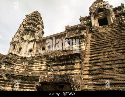 Prang, ou tour comme la flèche du temple d'Angkor Wat à Siem Reap, Cambodge et escaliers en pierre abrupts connus sous le nom de la Stairway du ciel. Banque D'Images