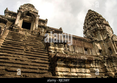 Prang, ou tour comme la flèche du temple d'Angkor Wat à Siem Reap, Cambodge et escaliers en pierre abrupts connus sous le nom de la Stairway du ciel. Banque D'Images