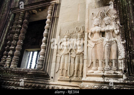 Devatas nymphes divines gardiennes du temple d'Angkor Vat à Siem Reap, Cambodge. Banque D'Images