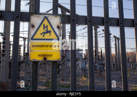 Garder hors de danger de mort signe sur la clôture de sécurité d'une sous-station d'électricité haute tension. Fairy Lane, Vente, Manchester, UK Banque D'Images