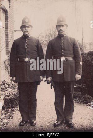 Carte de Cabinet victorien deux policiers se tenaient aux côtés Banque D'Images