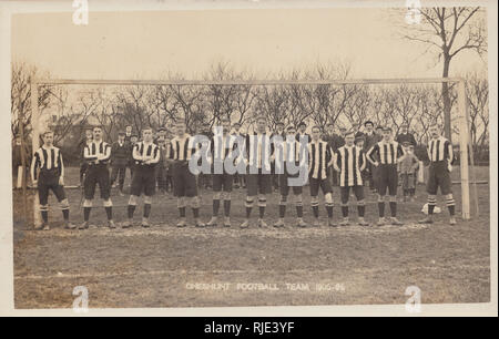 Vintage Carte postale photographique de Cheshunt Équipe de football en 1905-1906. Les joueurs se tenait sur la ligne de but. Banque D'Images