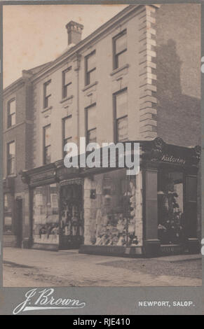 Cabinet victorien Carte d'un magasin de draperie de tailleur à Newport, Shropshire, Angleterre. Banque D'Images