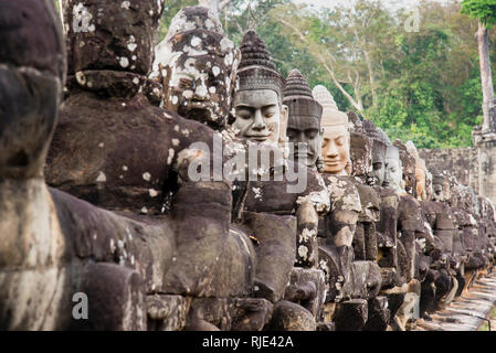 Angor Tom porte sud pont sur la rivière Siem Reap avec des gardiens de pierre en transition du monde des hommes au monde des dieux. Banque D'Images