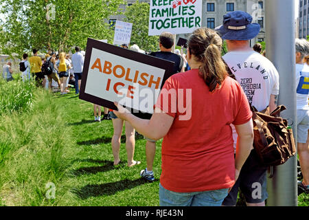 Une femme est titulaire d'un 'ICE' abolir à signer le 20 juin 2018, un rassemblement à Cleveland, Ohio, USA manifestant contre l'emporter sur la politique de l'immigration change. Banque D'Images