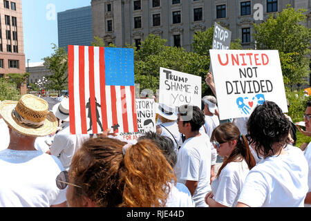 Place publique dans le centre-ville de Cleveland, Ohio, USA est le site d'un meeting de protestation contre l'Administration d'Atout les politiques d'immigration.