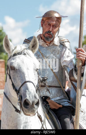 ALCALA DE HENARES, MADRID, ESPAGNE - le 9 octobre 2015 : premier plan d'un homme habillé comme Don Quijote de La Mancha monté sur un cheval blanc dans la celebratio Banque D'Images