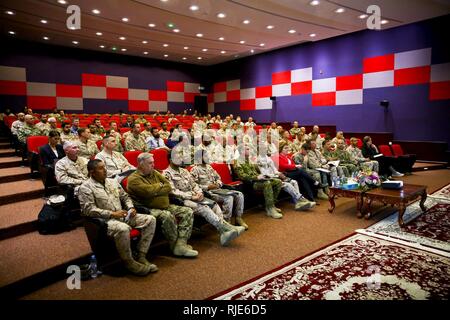 BASE NAVALE DE FUJAIRAH, Émirats Arabes Unis (janvier 1985). 24, 2018) Les membres de l'américains, australiens, britanniques, et les forces armées des Émirats arabes unis pour écouter un exposé tenu pour visiteurs distingués dans le cadre des 18 Fury. L'exercice est conçu pour former les Marine-Air Terrain Force-Native Tâche Fury Marines et marins de la Marine américaine dans les opérations de la force et de prépositionnement maritime vise à accroître la compétence, étendre les niveaux de coopération, de renforcer les capacités maritimes, et à promouvoir la stabilité régionale à long terme et l'interopérabilité entre les Émirats arabes unis et les États-Unis. Banque D'Images