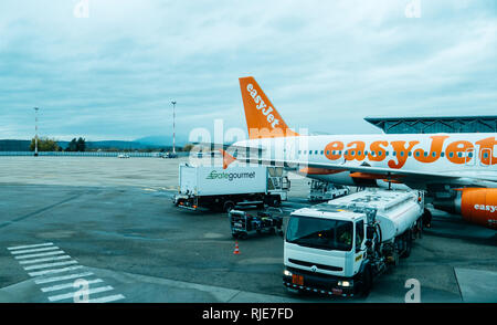 Bâle, Suisse - 11 Nov 2018 : aéronefs exploités par EasyJet airlines sur le tarmac de l'Aéroport International de Bâle-Mulhouse en train d'être chargé de l'essence et des denrées alimentaires - elevated view Banque D'Images